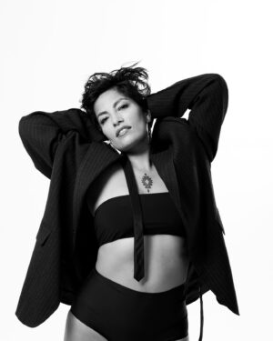 Ana Tijoux Instagram - 1.60

No sé cuánto peso 

La edad es un soplo 

5to disco solista en camino 

Me rio 3 veces más veces que ayer de mi misma

Aqui 
Ahora 
V 
I
D
A

Mañana quien sabe 

Solo nos quedan las ideas floreciendo detrás del umbral …
🍉

@inti.gajardo.g 📷
@imanol_fuentes 💄maquillaje