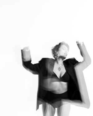Ana Tijoux Instagram - 1.60

No sé cuánto peso 

La edad es un soplo 

5to disco solista en camino 

Me rio 3 veces más veces que ayer de mi misma

Aqui 
Ahora 
V 
I
D
A

Mañana quien sabe 

Solo nos quedan las ideas floreciendo detrás del umbral …
🍉

@inti.gajardo.g 📷
@imanol_fuentes 💄maquillaje