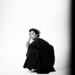 Ana Tijoux Instagram - 1.60 No sé cuánto peso La edad es un soplo 5to disco solista en camino Me rio 3 veces más veces que ayer de mi misma Aqui Ahora V I D A Mañana quien sabe Solo nos quedan las ideas floreciendo detrás del umbral … 🍉 @inti.gajardo.g 📷 @imanol_fuentes 💄maquillaje