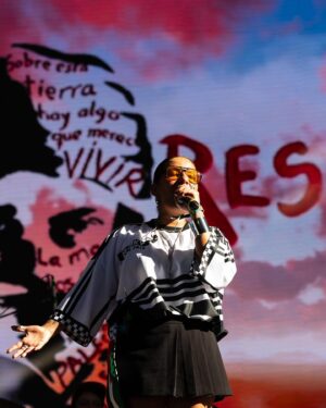 Ana Tijoux Instagram - Gracias infinitas por el cariño, por la presencia, por venir y acompañarnos al son de las canciones. 
Me siento profundamente agradecida de todo el amor 
Ese amor que nos mece.
Ese amor que nos remueve.
Ese amor que nos levanta.
Aguante familia, por más música por más vida y VIDA!!

Gracias una vez más @inti.gajardo.g por tu registro y cariño te amo hermana.
@marcelobhanu por maquillarme 
@produccionw por todo el trabajo
@alejandrokanoluna en las visuales
@kurufleiback @_scarlas_ @kanzu.bby por el tremendo talento bailando
@shishibosspaulito 🫶🏽
@djdacel amor infinito
@lolapalooza_oficial
A mi equipo de trabajo por regalarnos su complicidad y entrega 
@el.rauu 
@derrocha_fe 
@nicondrums 
Guillaume en el sonido y Diego apoyando !

PALESTINA Y WALLMAPU LIBRE 🤲🏽✊🏽🇵🇸🫶🏽🖤❤️