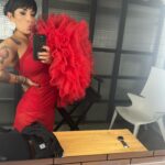 Ana Tijoux Instagram - La música ha sido y es un regalo imposible de describir en este post. Me recuerdo con 18 años rimando, con los bolsillos llenos de sueños, delineando versos, improvisando con amigos, escribiendo canciones entre hojas sueltas. Me veo y abrazo esa Ana o esa Anita con tanto cariño. Conocí muchos colegas en el camino. Varios hermanos que porto hasta el dia de hoy porque crecimos juntos, imaginamos juntos y al día de hoy de mayores nos veo iguales con las mismas bromas absurdas entre risotadas escuchando todos esos discos que nos ampliaron como seres humanos que simplemente somos. La lista a quienes debo agradecer es demasiado grande. No solo músicos sino que artistas en otras disciplinas que me inspiraron al bailar o al pintar. Amigas y amigos gracias por existir, por dar a este mundo más colores, por levantarme darme fuerza y sobre todo gracias por haberme dado la oportunidad de conocerlos . Es tan bello sentir que uno sigue aprendiendo y sigue creciendo en muchos ámbitos incluso espirituales. El aprendizaje nunca se acaba es simplemente eterno. Y si hoy hablara con « la loca Ana » le diría Ana disfruta, no pierdas tiempo, escoge tus batallas, silencia lo que hace daño y afírmate en los afectos honestos que esos son lazos eternos en amor. No te compares porque somos todos únicos, la industria es dura pero calma que la música es siempre sabia y la gente cariñosa. El escenario es solo parte de un gran trabajo de equipo , que la fama no te coma el alma y recibe cada aplauso con humildad, que nunca nada está ganado y que cometerás muchos errores porque es parte la vida. « El tema no es caerse, levantarse es la victoria » Que tus convicciones jamás se apaguen porque son parte de ti. Respira cada partícula de la vida con todos sus matices sin miedo y canta con el corazón más grande que nunca el 18 de Agosto. Abraza cada momento como si fuese único… humanidad siempre 🤲🏽 ❤️‍🔥❤️‍🔥❤️‍🔥 Feliz que me acompañes por todos estos años verseados. Salud y sobre todo mucho A M O R ❤️‍🔥 TICKET a la venta HOY a través de @puntoticket sino vean la bio 🫶🏽 https://www.puntoticket.com/ana-tijoux