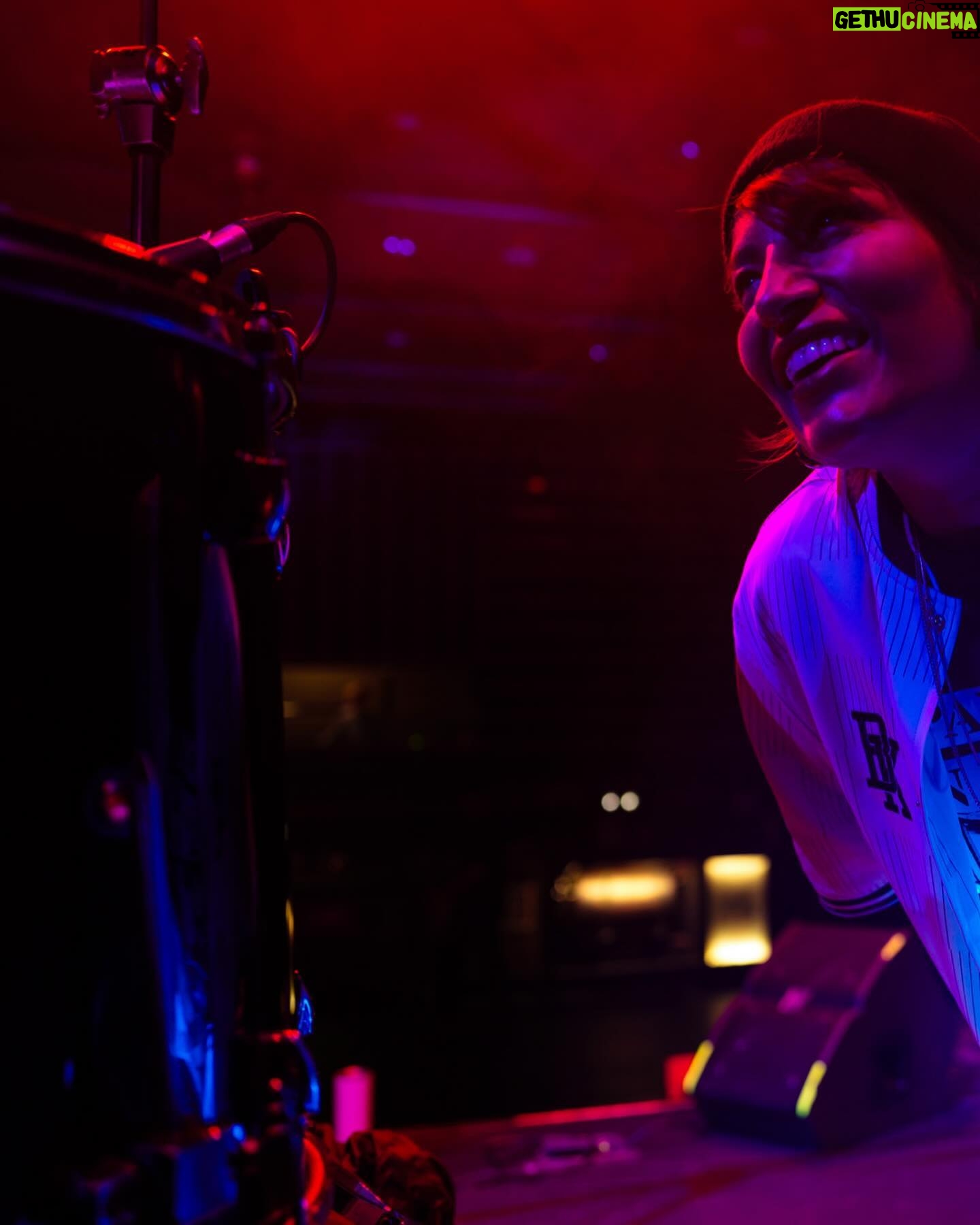 Ana Tijoux Instagram - No tengo palabras para agradecer a toda la gente que nos vino a ver en cada concierto, por su hermosa energía. 🤲🏽 Por llenarme de VIDA 🫀y darle tanto sentido a este oficio. Tomar casi un avión diario y tocar de un lado a otro 🌍 sin parar sería impensable gracias a cada uno de ustedes. Cada mensaje de apoyo y afecto hace que el cansancio se amenice y solo se pueda agradecer el amor infinito que nos regalan. Gracias al bello equipo que me acompaña @el.rauu @derrocha_fe @nicondrums Y Guillaume en los controles Se pasaron hermanos tremenda energía. Nos vemos en Paris en @cafedeladanse_paris OJO esta SOLD OUT ‼️ Abrazos y más amor familia. Por donde se camine y cante siempre 🇵🇸🤲🏽✊🏽🫶🏽❤️ Gracias @pandaartistmanagement @produccionw @tba_agency @pauldryden