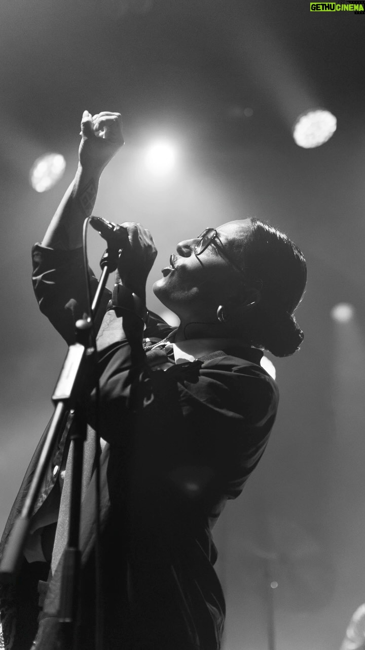 Ana Tijoux Instagram - Mi gente ! Atención que nos vemos hoy @lollapaloozacl a las 16:30 en Alternative Stage donde mostraremos gran parte de este disco VIDA 🫀con algunas sorpresas ❤️ Gracias por todos los mensaje de cariño, felices con todo el equipo de poder mostrar este nuevo disco. Que esta existencia nos siga sorprendiendo en todos sus ejes. #anatijoux #millonaria #niñx #sacarlavoz #lolapalooza2024 @produccionw @pandaartistmanagement Registro de los grandes 🤲🏽 @inti.gajardo.g @yugen22prod Gracias amigos : @mastaquba @eljaguarenelbeat @djsaudd