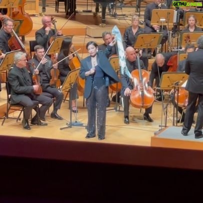 Ana Tijoux Instagram - Gracias por esta hermosa invitación en este canto de RESISTENCIA de parte de @gustavodudamel y la @laphil. Cuando entonamos la palabra RESISTENCIA no podemos no dejar hoy y siempre de hablar de PALESTINA. Sería una contradicción casi biológica callar lo aborrecible. El no pedir sino que exigir un cese al fuego, al bombardeo. Alinearse en nombre de la humanidad es hoy día clave. A mis amigas y amigos cantantes no temamos a ponernos de pie, no temamos a clamar contra las bombas, no temamos a alzar nuestro canto. Si hoy Víctor Jara cantara estoy segura que como canto contra la masacre de Vietnam hoy cantaría por cada caído en Gaza y en el resto del territorio. Sigamos entonando convicciones mundo, sin miedo en nombre de la VIDA MISMA. Una y mil veces #ceasefire Hermoso concierto realizado junto a las colegas: @liladowns @goyo @ely.guerra.oficial @madameperine Thank you for this beautiful invitation and for adding me to this song of RESISTANCE @gustavodudamel y @laphil. Today from the moment we sing the word RESISTANCE, we cannot refrain from speaking about PALESTINE. It would almost be a biological contradiction to remain silent about the abhorrent. It’s not about asking but demanding a ceasefire, an end to the bombing. Aligning ourselves in the name of humanity is crucial today. To my friends that are artists, let’s not be afraid to stand up, let’s not be afraid to protest against the bombs, let’s not be afraid to raise our voices. If Víctor Jara were to sing today, I am sure that just as he sang against the massacre in Vietnam, he would sing for every fallen in Gaza and the rest of the territory. Let’s continue singing our convictions World, without fear in the name of LIFE ITSELF. One and a thousand times #ceasefire. Salud!