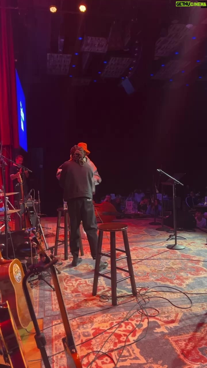 Ana Tijoux Instagram - Cosas que pasan . @wyclefjean @john_forte en nyc Gracias @actionlabny por este hermosa invitación, me siento profundamente agradecida de haber recibido este año el fellowship desde la fundación de Harry Belafonte. Me tomó este reconocimiento con profunda responsabilidad y con más ganas que nunca de seguir aprendiendo y profundizando el sentido de la música y las artes. La colectividad sigue siendo y será clave en la organización en tiempos de crisis humanitaria. AM❤️R Y CONVICCIÓN. Me voy a casa llena de bellas tareas que cumplir. « LA MÚSICA ES UNA PODEROSA HERRAMIENTA PARA EL CAMBIO SOCIAL » Harry Belafonte 🤲🏽🕊️🖤🍉