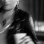 Ana Tijoux Instagram - La música ha sido y es un regalo imposible de describir en este post. Me recuerdo con 18 años rimando, con los bolsillos llenos de sueños, delineando versos, improvisando con amigos, escribiendo canciones entre hojas sueltas. Me veo y abrazo esa Ana o esa Anita con tanto cariño. Conocí muchos colegas en el camino. Varios hermanos que porto hasta el dia de hoy porque crecimos juntos, imaginamos juntos y al día de hoy de mayores nos veo iguales con las mismas bromas absurdas entre risotadas escuchando todos esos discos que nos ampliaron como seres humanos que simplemente somos. La lista a quienes debo agradecer es demasiado grande. No solo músicos sino que artistas en otras disciplinas que me inspiraron al bailar o al pintar. Amigas y amigos gracias por existir, por dar a este mundo más colores, por levantarme darme fuerza y sobre todo gracias por haberme dado la oportunidad de conocerlos . Es tan bello sentir que uno sigue aprendiendo y sigue creciendo en muchos ámbitos incluso espirituales. El aprendizaje nunca se acaba es simplemente eterno. Y si hoy hablara con « la loca Ana » le diría Ana disfruta, no pierdas tiempo, escoge tus batallas, silencia lo que hace daño y afírmate en los afectos honestos que esos son lazos eternos en amor. No te compares porque somos todos únicos, la industria es dura pero calma que la música es siempre sabia y la gente cariñosa. El escenario es solo parte de un gran trabajo de equipo , que la fama no te coma el alma y recibe cada aplauso con humildad, que nunca nada está ganado y que cometerás muchos errores porque es parte la vida. « El tema no es caerse, levantarse es la victoria » Que tus convicciones jamás se apaguen porque son parte de ti. Respira cada partícula de la vida con todos sus matices sin miedo y canta con el corazón más grande que nunca el 18 de Agosto. Abraza cada momento como si fuese único… humanidad siempre 🤲🏽 ❤️‍🔥❤️‍🔥❤️‍🔥 Feliz que me acompañes por todos estos años verseados. Salud y sobre todo mucho A M O R ❤️‍🔥 TICKET a la venta HOY a través de @puntoticket sino vean la bio 🫶🏽 https://www.puntoticket.com/ana-tijoux