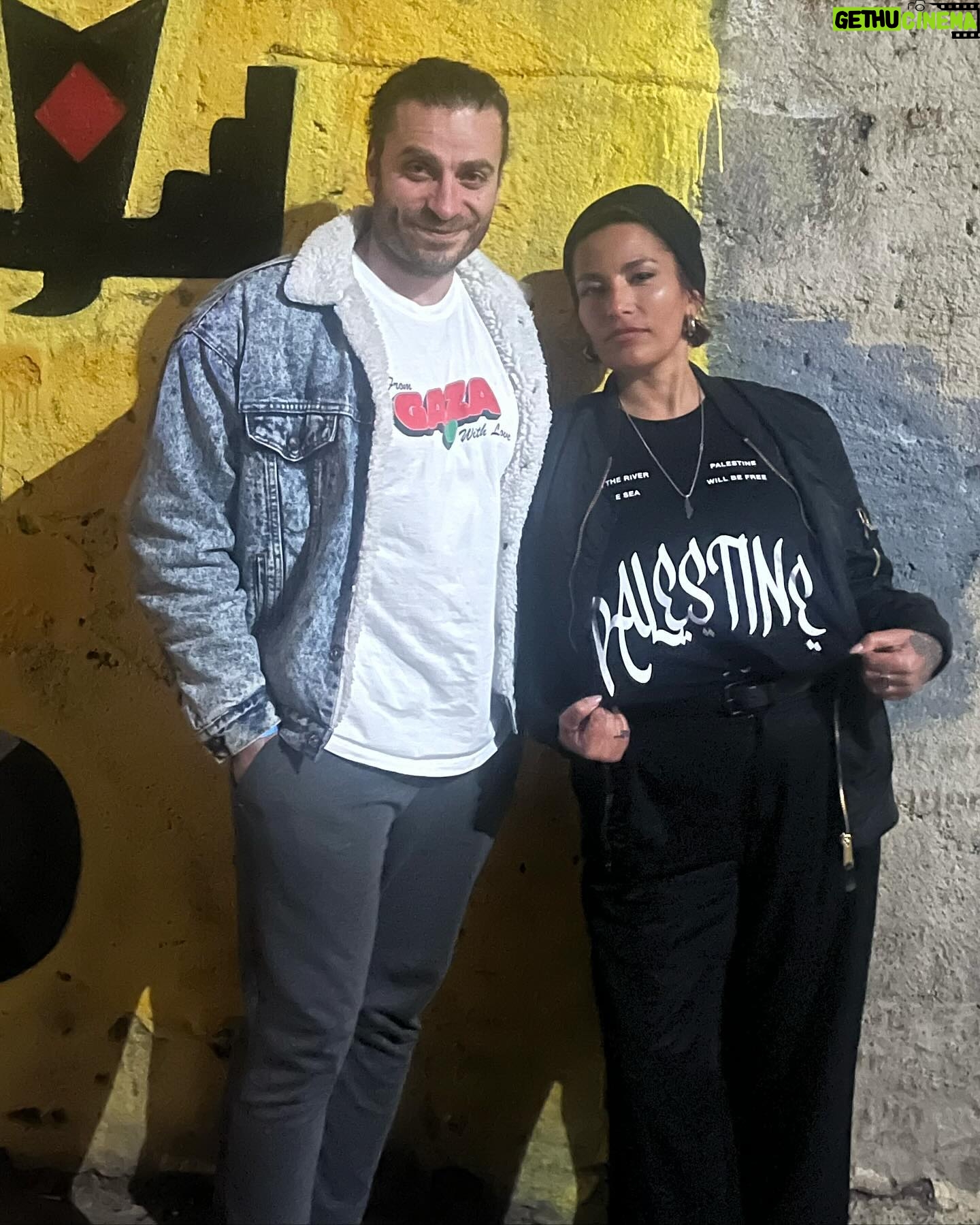 Ana Tijoux Instagram - Gracias, Thanks you, Merci 🙏🏽 #sanfrancisco #losangeles #california por todo el cariño y acompañarnos en esta VIDA TOUR 🫀 Llevamos en el alma cada aplauso y abrazamos con todo el cora cada momento compartido. Nos vemos #santiagodechile en @lollapaloozacl este 17 de Marzo tempranito a las 16:30pm en Alternative Stage‼️habrán sorpresas ❤️ Gracias a mi hermoso equipo que me acompaña y deleitan en los escenarios @raulrama.cl @derrocha_fe @nicondrums Guillaume en el sonido @pandaartistmanagement Salud por los afectos Salud por nuestro hermano César que nos acompaña en cada latido y abraza este sentir más presente que nunca. Te amo hermana @oir_con_ojos 🤲🏽 Privilegiados de poder cantar y seguir haciendo música en tiempos de genocidio. Jamás olvidar sin miedo de pie familia! ❤️🖤🤲🏽🫀🇵🇸🫶🏽🙏🏽🫀