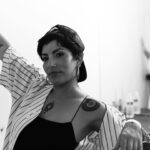 Ana Tijoux Instagram - La música ha sido y es un regalo imposible de describir en este post. Me recuerdo con 18 años rimando, con los bolsillos llenos de sueños, delineando versos, improvisando con amigos, escribiendo canciones entre hojas sueltas. Me veo y abrazo esa Ana o esa Anita con tanto cariño. Conocí muchos colegas en el camino. Varios hermanos que porto hasta el dia de hoy porque crecimos juntos, imaginamos juntos y al día de hoy de mayores nos veo iguales con las mismas bromas absurdas entre risotadas escuchando todos esos discos que nos ampliaron como seres humanos que simplemente somos. La lista a quienes debo agradecer es demasiado grande. No solo músicos sino que artistas en otras disciplinas que me inspiraron al bailar o al pintar. Amigas y amigos gracias por existir, por dar a este mundo más colores, por levantarme darme fuerza y sobre todo gracias por haberme dado la oportunidad de conocerlos . Es tan bello sentir que uno sigue aprendiendo y sigue creciendo en muchos ámbitos incluso espirituales. El aprendizaje nunca se acaba es simplemente eterno. Y si hoy hablara con « la loca Ana » le diría Ana disfruta, no pierdas tiempo, escoge tus batallas, silencia lo que hace daño y afírmate en los afectos honestos que esos son lazos eternos en amor. No te compares porque somos todos únicos, la industria es dura pero calma que la música es siempre sabia y la gente cariñosa. El escenario es solo parte de un gran trabajo de equipo , que la fama no te coma el alma y recibe cada aplauso con humildad, que nunca nada está ganado y que cometerás muchos errores porque es parte la vida. « El tema no es caerse, levantarse es la victoria » Que tus convicciones jamás se apaguen porque son parte de ti. Respira cada partícula de la vida con todos sus matices sin miedo y canta con el corazón más grande que nunca el 18 de Agosto. Abraza cada momento como si fuese único… humanidad siempre 🤲🏽 ❤️‍🔥❤️‍🔥❤️‍🔥 Feliz que me acompañes por todos estos años verseados. Salud y sobre todo mucho A M O R ❤️‍🔥 TICKET a la venta HOY a través de @puntoticket sino vean la bio 🫶🏽 https://www.puntoticket.com/ana-tijoux