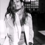 Ana Tijoux Instagram - La música ha sido y es un regalo imposible de describir en este post. Me recuerdo con 18 años rimando, con los bolsillos llenos de sueños, delineando versos, improvisando con amigos, escribiendo canciones entre hojas sueltas. Me veo y abrazo esa Ana o esa Anita con tanto cariño. Conocí muchos colegas en el camino. Varios hermanos que porto hasta el dia de hoy porque crecimos juntos, imaginamos juntos y al día de hoy de mayores nos veo iguales con las mismas bromas absurdas entre risotadas escuchando todos esos discos que nos ampliaron como seres humanos que simplemente somos. La lista a quienes debo agradecer es demasiado grande. No solo músicos sino que artistas en otras disciplinas que me inspiraron al bailar o al pintar. Amigas y amigos gracias por existir, por dar a este mundo más colores, por levantarme darme fuerza y sobre todo gracias por haberme dado la oportunidad de conocerlos . Es tan bello sentir que uno sigue aprendiendo y sigue creciendo en muchos ámbitos incluso espirituales. El aprendizaje nunca se acaba es simplemente eterno. Y si hoy hablara con « la loca Ana » le diría Ana disfruta, no pierdas tiempo, escoge tus batallas, silencia lo que hace daño y afírmate en los afectos honestos que esos son lazos eternos en amor. No te compares porque somos todos únicos, la industria es dura pero calma que la música es siempre sabia y la gente cariñosa. El escenario es solo parte de un gran trabajo de equipo , que la fama no te coma el alma y recibe cada aplauso con humildad, que nunca nada está ganado y que cometerás muchos errores porque es parte la vida. « El tema no es caerse, levantarse es la victoria » Que tus convicciones jamás se apaguen porque son parte de ti. Respira cada partícula de la vida con todos sus matices sin miedo y canta con el corazón más grande que nunca el 18 de Agosto. Abraza cada momento como si fuese único… humanidad siempre 🤲🏽 ❤️‍🔥❤️‍🔥❤️‍🔥 Feliz que me acompañes por todos estos años verseados. Salud y sobre todo mucho A M O R ❤️‍🔥 TICKET a la venta HOY a través de @puntoticket sino vean la bio 🫶🏽 https://www.puntoticket.com/ana-tijoux