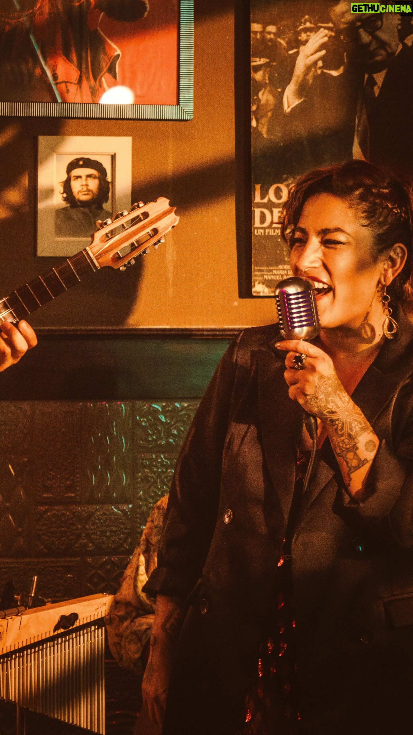 Ana Tijoux Instagram - Muchas gracias por todo el amor que le han estado enviando a nuestra nueva canción “Té con miel” junto a la maestra @anatijoux 🎬: @arm.shoots @operaproductorachile Prod general: @ninantonik Fotografía: @elsemidiosdelaudiovisual 🕺💃: @sebayjesu Prod musical: @raulcespedes.musica Mix & máster: @mirkopolic