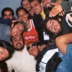 Ana Tijoux Instagram - La música ha sido y es un regalo imposible de describir en este post. Me recuerdo con 18 años rimando, con los bolsillos llenos de sueños, delineando versos, improvisando con amigos, escribiendo canciones entre hojas sueltas. Me veo y abrazo esa Ana o esa Anita con tanto cariño. Conocí muchos colegas en el camino. Varios hermanos que porto hasta el dia de hoy porque crecimos juntos, imaginamos juntos y al día de hoy de mayores nos veo iguales con las mismas bromas absurdas entre risotadas escuchando todos esos discos que nos ampliaron como seres humanos que simplemente somos. La lista a quienes debo agradecer es demasiado grande. No solo músicos sino que artistas en otras disciplinas que me inspiraron al bailar o al pintar. Amigas y amigos gracias por existir, por dar a este mundo más colores, por levantarme darme fuerza y sobre todo gracias por haberme dado la oportunidad de conocerlos . Es tan bello sentir que uno sigue aprendiendo y sigue creciendo en muchos ámbitos incluso espirituales. El aprendizaje nunca se acaba es simplemente eterno. Y si hoy hablara con « la loca Ana » le diría Ana disfruta, no pierdas tiempo, escoge tus batallas, silencia lo que hace daño y afírmate en los afectos honestos que esos son lazos eternos en amor. No te compares porque somos todos únicos, la industria es dura pero calma que la música es siempre sabia y la gente cariñosa. El escenario es solo parte de un gran trabajo de equipo , que la fama no te coma el alma y recibe cada aplauso con humildad, que nunca nada está ganado y que cometerás muchos errores porque es parte la vida. « El tema no es caerse, levantarse es la victoria » Que tus convicciones jamás se apaguen porque son parte de ti. Respira cada partícula de la vida con todos sus matices sin miedo y canta con el corazón más grande que nunca el 18 de Agosto. Abraza cada momento como si fuese único… humanidad siempre 🤲🏽 ❤️‍🔥❤️‍🔥❤️‍🔥 Feliz que me acompañes por todos estos años verseados. Salud y sobre todo mucho A M O R ❤️‍🔥 TICKET a la venta HOY a través de @puntoticket sino vean la bio 🫶🏽 https://www.puntoticket.com/ana-tijoux