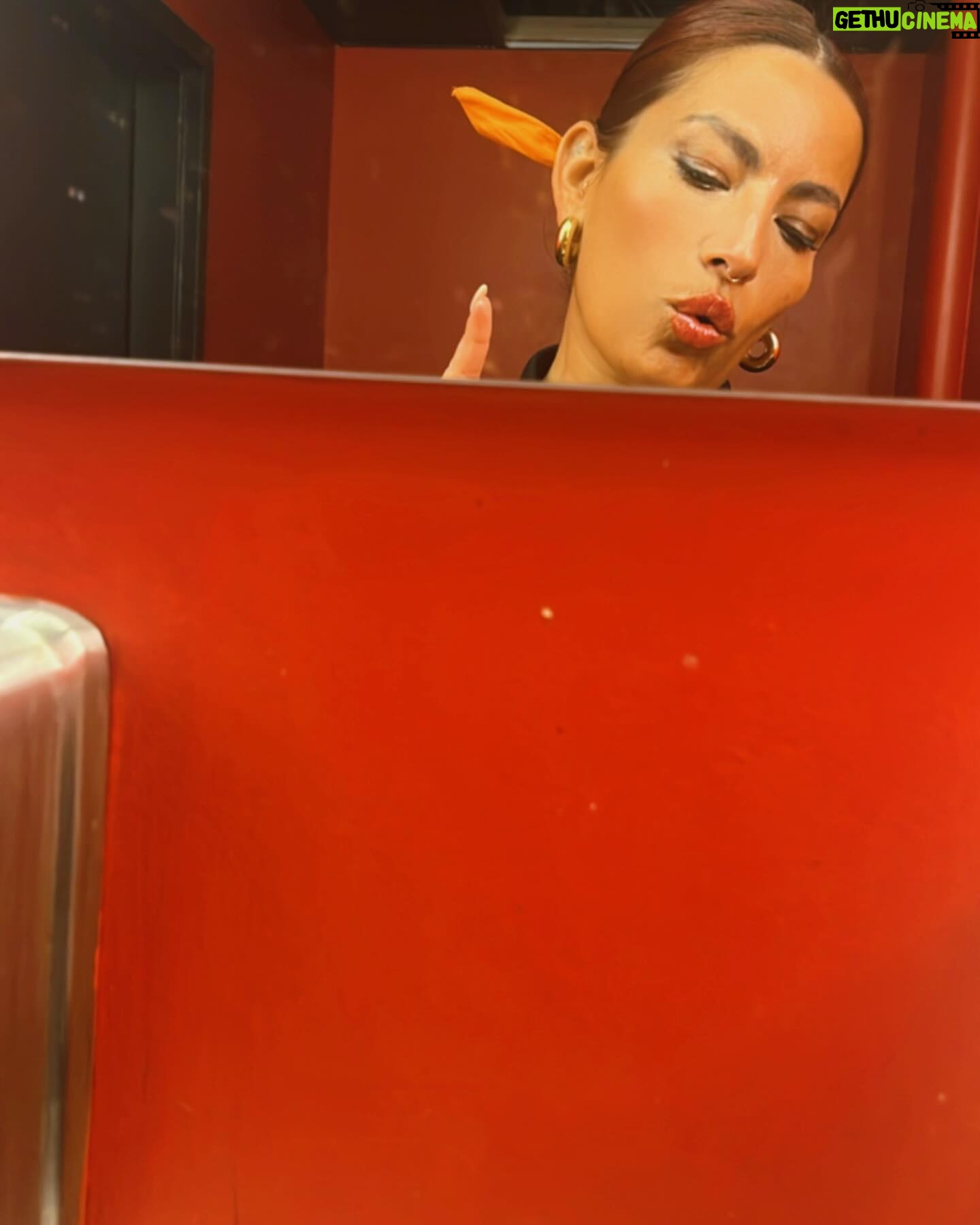 Ana Tijoux Instagram - No tengo palabras para agradecer a toda la gente que nos vino a ver en cada concierto, por su hermosa energía. 🤲🏽 Por llenarme de VIDA 🫀y darle tanto sentido a este oficio. Tomar casi un avión diario y tocar de un lado a otro 🌍 sin parar sería impensable gracias a cada uno de ustedes. Cada mensaje de apoyo y afecto hace que el cansancio se amenice y solo se pueda agradecer el amor infinito que nos regalan. Gracias al bello equipo que me acompaña @el.rauu @derrocha_fe @nicondrums Y Guillaume en los controles Se pasaron hermanos tremenda energía. Nos vemos en Paris en @cafedeladanse_paris OJO esta SOLD OUT ‼️ Abrazos y más amor familia. Por donde se camine y cante siempre 🇵🇸🤲🏽✊🏽🫶🏽❤️ Gracias @pandaartistmanagement @produccionw @tba_agency @pauldryden