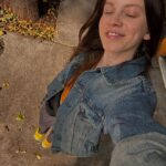 Ana Valeria Becerril Instagram - Me siento como flor de Cempasúchil con mis nuevos Gazelle 💛🧡🎃🌻 @adidasmx #creadoconadidas #gazelle