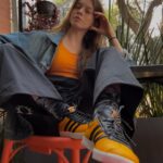 Ana Valeria Becerril Instagram - Me siento como flor de Cempasúchil con mis nuevos Gazelle 💛🧡🎃🌻 @adidasmx #creadoconadidas #gazelle