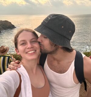 Ana Valeria Becerril Instagram - Yo no me complico, me gusta pasar mi cumpleaños en la punta más cercana al mar, que me revuelquen las olas y que me saquen los pensamientos pesados de encima, llorar los cambios y agradecer lo nuevo.

Gracias a todxs por sus mensajitos y buenos deseos, va de vuelta siempre 🤍