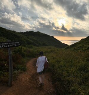 Ana Valeria Becerril Instagram - Yo no me complico, me gusta pasar mi cumpleaños en la punta más cercana al mar, que me revuelquen las olas y que me saquen los pensamientos pesados de encima, llorar los cambios y agradecer lo nuevo.

Gracias a todxs por sus mensajitos y buenos deseos, va de vuelta siempre 🤍