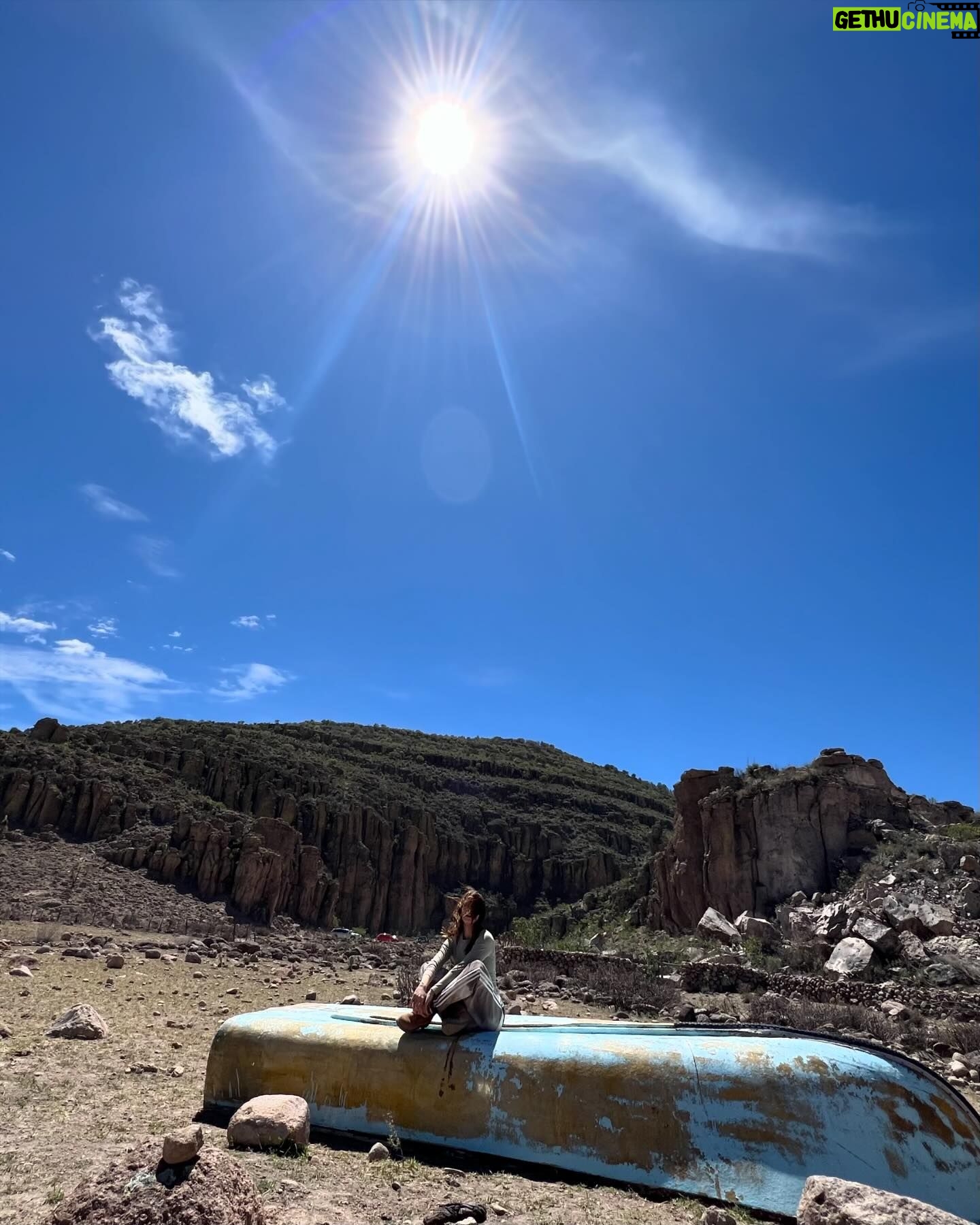 Ana Valeria Becerril Instagram - Anochece todos los días. El sol se va por el horizonte cada vez…y aún así, nunca había visto nada igual. Se hace de día, para que se haga de noche y luego de día, otra vez. 🌘 Hay que soltar, hay que vaciarse para recibir livianita lo que tenga que venir. No perder el asombro, no todos los días anochece de día. Gracias por vivir esto conmigo ❤️ @claudiaalvarezo @sebastian__dante @jorgearandamx Videitos de @claudiaalvarezo y @jorgearandamx