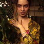 Ana Valeria Becerril Instagram - Hasta #Cannes y nominada a un Ariel, así es como se van construyendo los sueños de @ana.valeria.becerril ✨ Ana ha aprendido en todos estos años que la clave de ir creciendo es la paciencia, la resiliencia y que siempre hay algo nuevo que trabajar. Por supuesto tiene una larga lista de sueños por cumplir, y uno de ellos es viajar mucho con su trabajo y poder explorar lo más que pueda la actuación. La jóven actriz apuesta por otorgarle mayor respeto y difusión al cine mexicano así como la oportunidad de explotar los talentos femeninos que hay en nuestro país. “Creo que ya se ve a México cómo un país fuerte para producir, lleno de talento e historias increíbles. Y creo que seguirá creciendo” 📷 @diegofierce 💄🪮 @leonelmakeup para @revlonmexico y @hottoolslatam 📍 @volga_mx