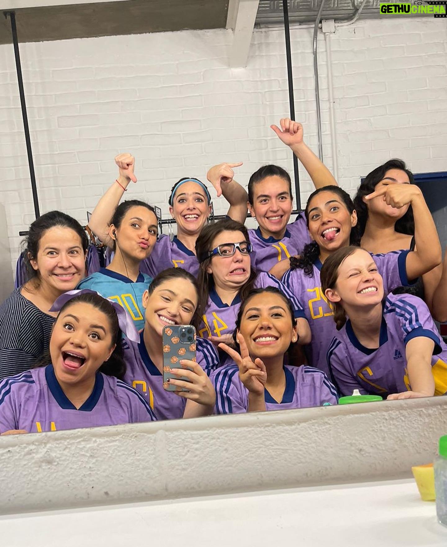 Ana Valeria Becerril Instagram - El teatro sana, la comunidad sana, las amigas sanan 💜 Este ha sido de los procesos más preciosos, más íntimos y revitalizantes que he tenido. ¡Con ellas todo, con mis Lobas todo! Nos vamos, nos despedimos…por ahora. Gracias a todxs lxs que fueron a disfrutar del teatro 💜 @prosperomx @camillajtb @lobasmx