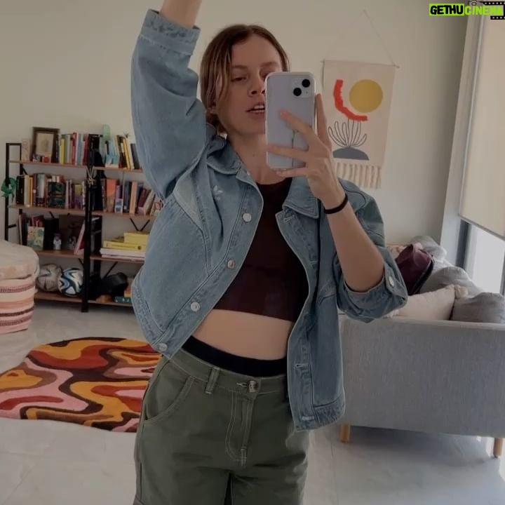Ana Valeria Becerril Instagram - Últimamente…🌿🪻💚🐺💜 1. Me encontré vagando por los canales, 2. Bailando a todo volumen. 3. Encontré una manada de cuidados, 4. Que celebra todos sus triunfos. 5. Qué pinche bonito todo, caray…