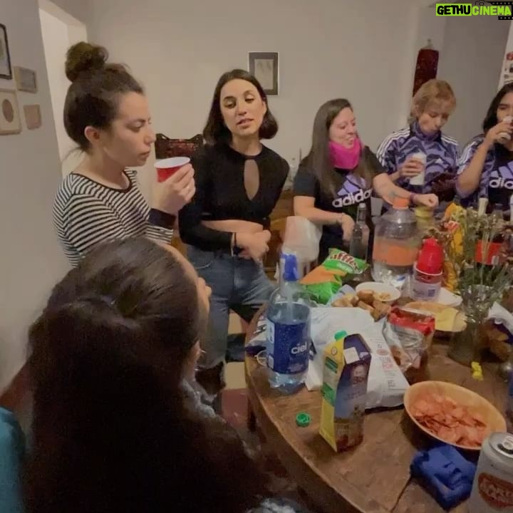 Ana Valeria Becerril Instagram - Últimamente…🌿🪻💚🐺💜 1. Me encontré vagando por los canales, 2. Bailando a todo volumen. 3. Encontré una manada de cuidados, 4. Que celebra todos sus triunfos. 5. Qué pinche bonito todo, caray…