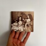 Ana Valeria Becerril Instagram - Se cierra el baúl con esmeraldas, hilo de bordar y cartas de amor dentro. Pronto lo volvemos a abrir, R. #CAPC