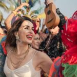 Ana de la Reguera Instagram - Detrás de cámaras de este proyecto donde aprendí tanto gracias a todos los que lo hicieron posible. Espero que lo disfruten porque de verdad que dejamos el corazón en esta temporada! #analaserie