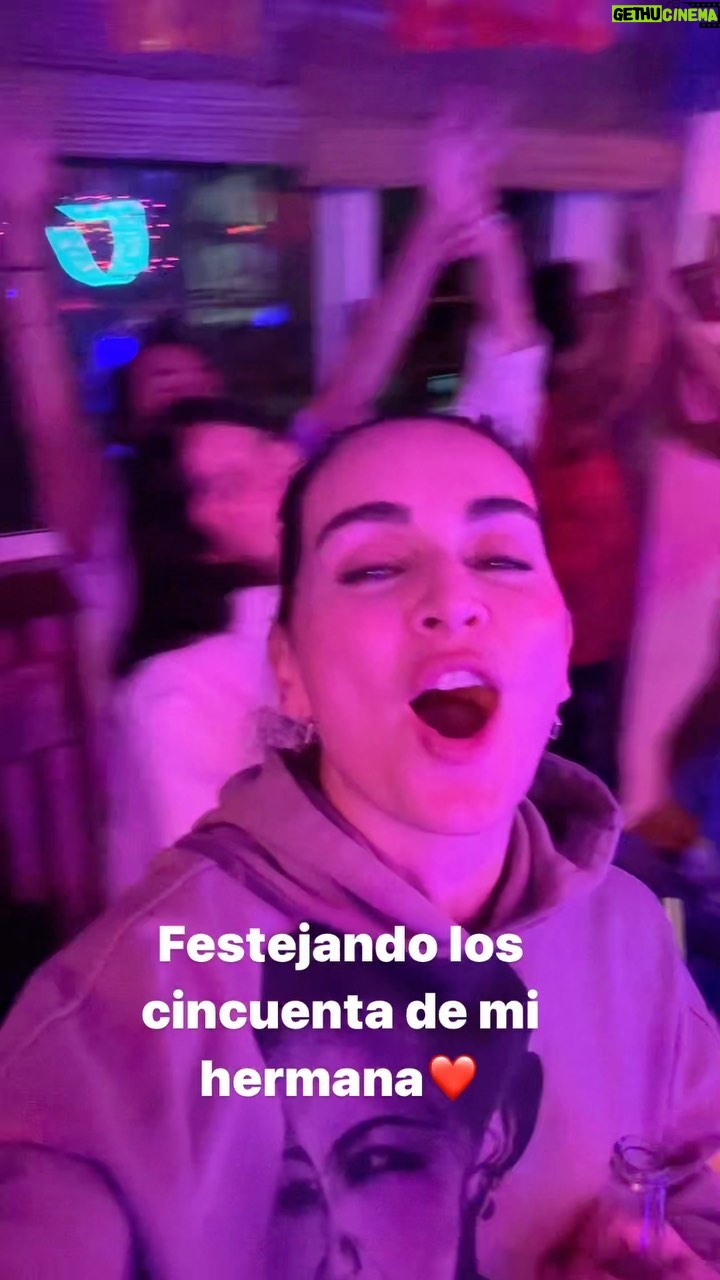 Ana de la Reguera Instagram - Fue hermoso el festejo!!! 🌟💥🎉🎁🎈 Felices 50 Hermana! @aliguaguajarochilanga 🎉