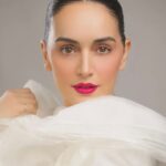 Ana de la Reguera Instagram – 👄 Pink lips de @cesarmushi 
Y foto de @josuepena7 styling @claudiavaldeza 💄💋