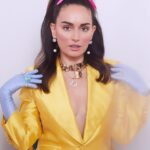 Ana de la Reguera Instagram – Los moños siempre se usan 🤣. Esta sesión de hace como 3 años la amo. Sobre todo porque @__l.u.l.e__ me dejó increíble. Mañana es un año de que no esta aquí y lo extraño un montón.
El styling es de mi hijaaaaa @aldorendon con quien estaré en su próximo curso. El siempre adelantado a las tendencias 😂. Usen tendencias cuando no lo son! Ese es mi consejo!
Pelo @alfredmkup ❤️❤️❤️❤️
Foto: @olgalaris te mando besotes!!
