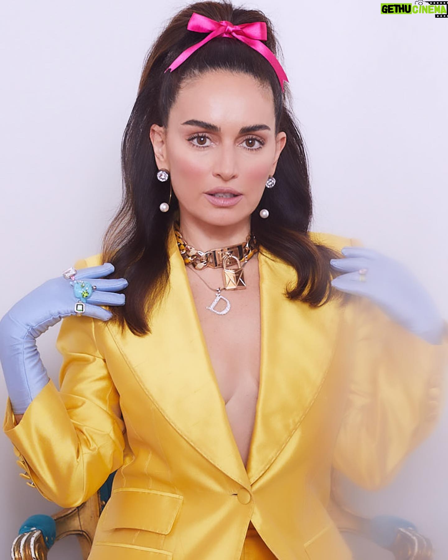 Ana de la Reguera Instagram - Los moños siempre se usan 🤣. Esta sesión de hace como 3 años la amo. Sobre todo porque @__l.u.l.e__ me dejó increíble. Mañana es un año de que no esta aquí y lo extraño un montón. El styling es de mi hijaaaaa @aldorendon con quien estaré en su próximo curso. El siempre adelantado a las tendencias 😂. Usen tendencias cuando no lo son! Ese es mi consejo! Pelo @alfredmkup ❤️❤️❤️❤️ Foto: @olgalaris te mando besotes!!
