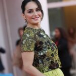 Ana de la Reguera Instagram - ¡Brilla en Venecia! Ana de la Reguera es la primera actriz mexicana y latinoamericana en ser elegida Madrina en los Premios Kinéo en el #FestivalDeVenecia ✨ La protagonista de películas como '¡Que viva México!', 'La purga por siempre' y estrenando la tercera temporada de su serie 'Ana', lució un conjunto Dior de lentejuelas y un smokey eye perfecto para completar su look. 🖤 Fotos: Daniele Verturel