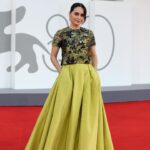 Ana de la Reguera Instagram - ¡Brilla en Venecia! Ana de la Reguera es la primera actriz mexicana y latinoamericana en ser elegida Madrina en los Premios Kinéo en el #FestivalDeVenecia ✨ La protagonista de películas como '¡Que viva México!', 'La purga por siempre' y estrenando la tercera temporada de su serie 'Ana', lució un conjunto Dior de lentejuelas y un smokey eye perfecto para completar su look. 🖤 Fotos: Daniele Verturel