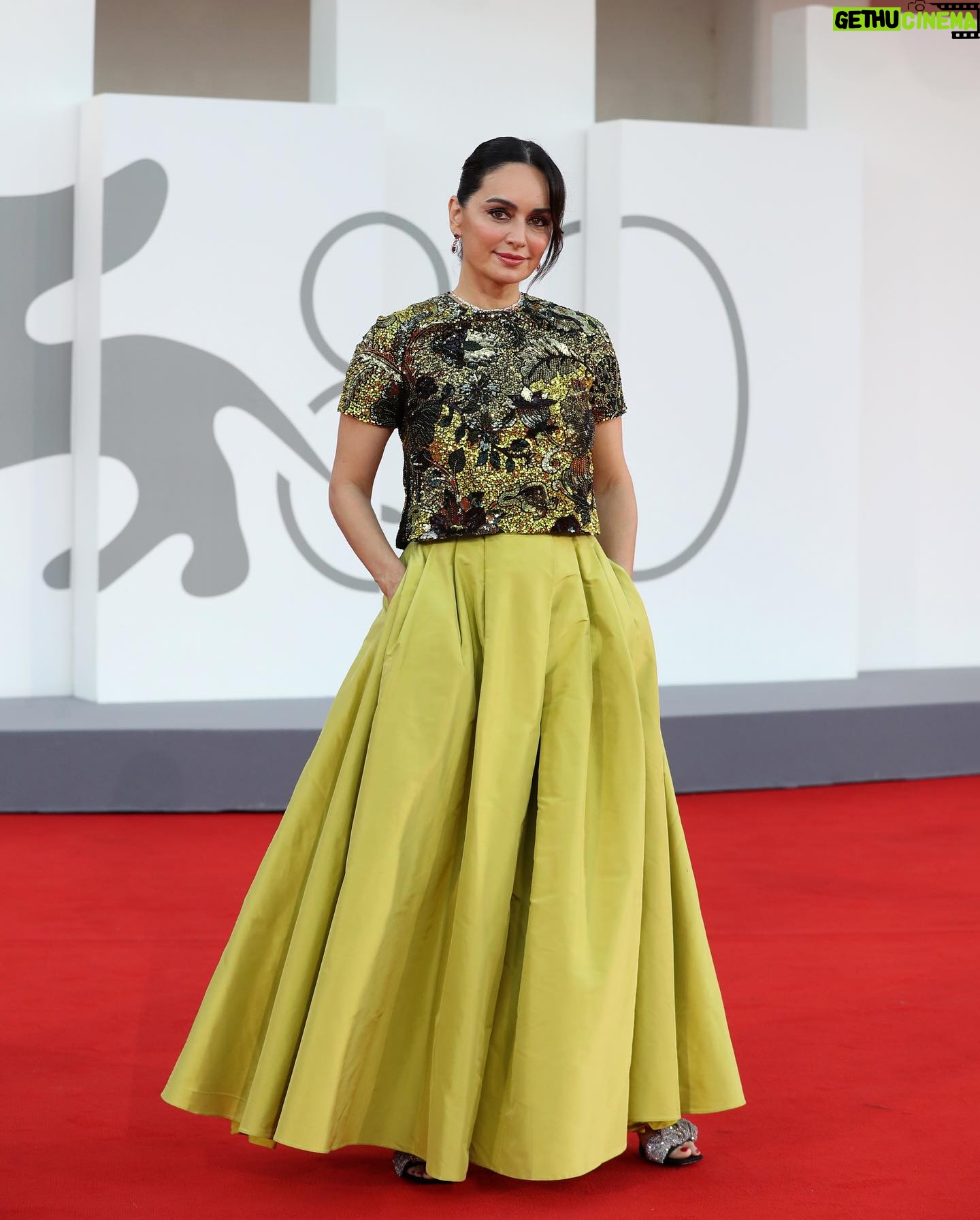 Ana de la Reguera Instagram - ¡Brilla en Venecia! Ana de la Reguera es la primera actriz mexicana y latinoamericana en ser elegida Madrina en los Premios Kinéo en el #FestivalDeVenecia ✨ La protagonista de películas como '¡Que viva México!', 'La purga por siempre' y estrenando la tercera temporada de su serie 'Ana', lució un conjunto Dior de lentejuelas y un smokey eye perfecto para completar su look. 🖤 Fotos: Daniele Verturel