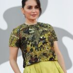 Ana de la Reguera Instagram – ¡Brilla en Venecia! Ana de la Reguera es la primera actriz mexicana y latinoamericana en ser elegida Madrina en los Premios Kinéo en el #FestivalDeVenecia ✨ La protagonista de películas como ‘¡Que viva México!’, ‘La purga por siempre’ y estrenando la tercera temporada de su serie ‘Ana’, lució un conjunto Dior de lentejuelas y un smokey eye perfecto para completar su look. 🖤

Fotos: Daniele Verturel