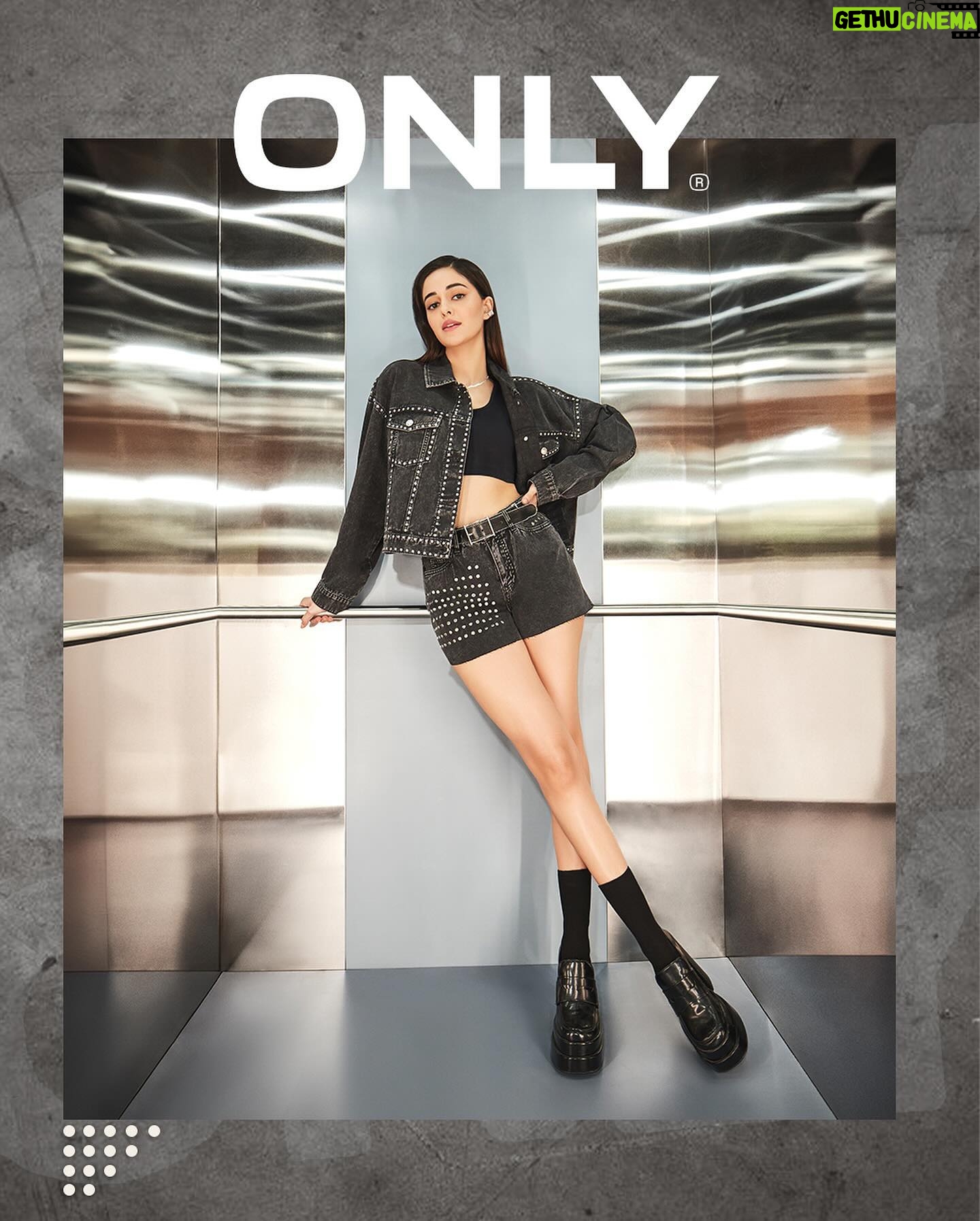 Ananya Panday Instagram - Had a moment 📸 while shopping for my summer wardrobe ☀️#ONLYOnTheGo @onlyindia #ONLYxAnanyaPanday #ONLY #ONLYThingIwantIsEverything #ONLYIndia #AnanyaPanday #AnanyaInONLY #ONLYAmbassador #AD