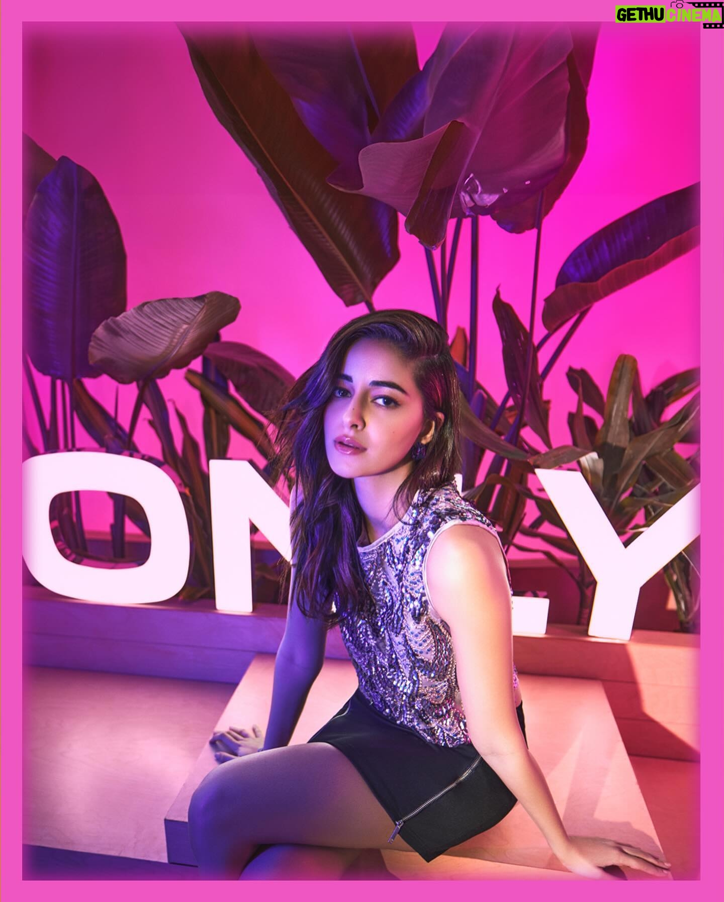 Ananya Panday Instagram - Had a moment 📸 while shopping for my summer wardrobe ☀️#ONLYOnTheGo @onlyindia #ONLYxAnanyaPanday #ONLY #ONLYThingIwantIsEverything #ONLYIndia #AnanyaPanday #AnanyaInONLY #ONLYAmbassador #AD