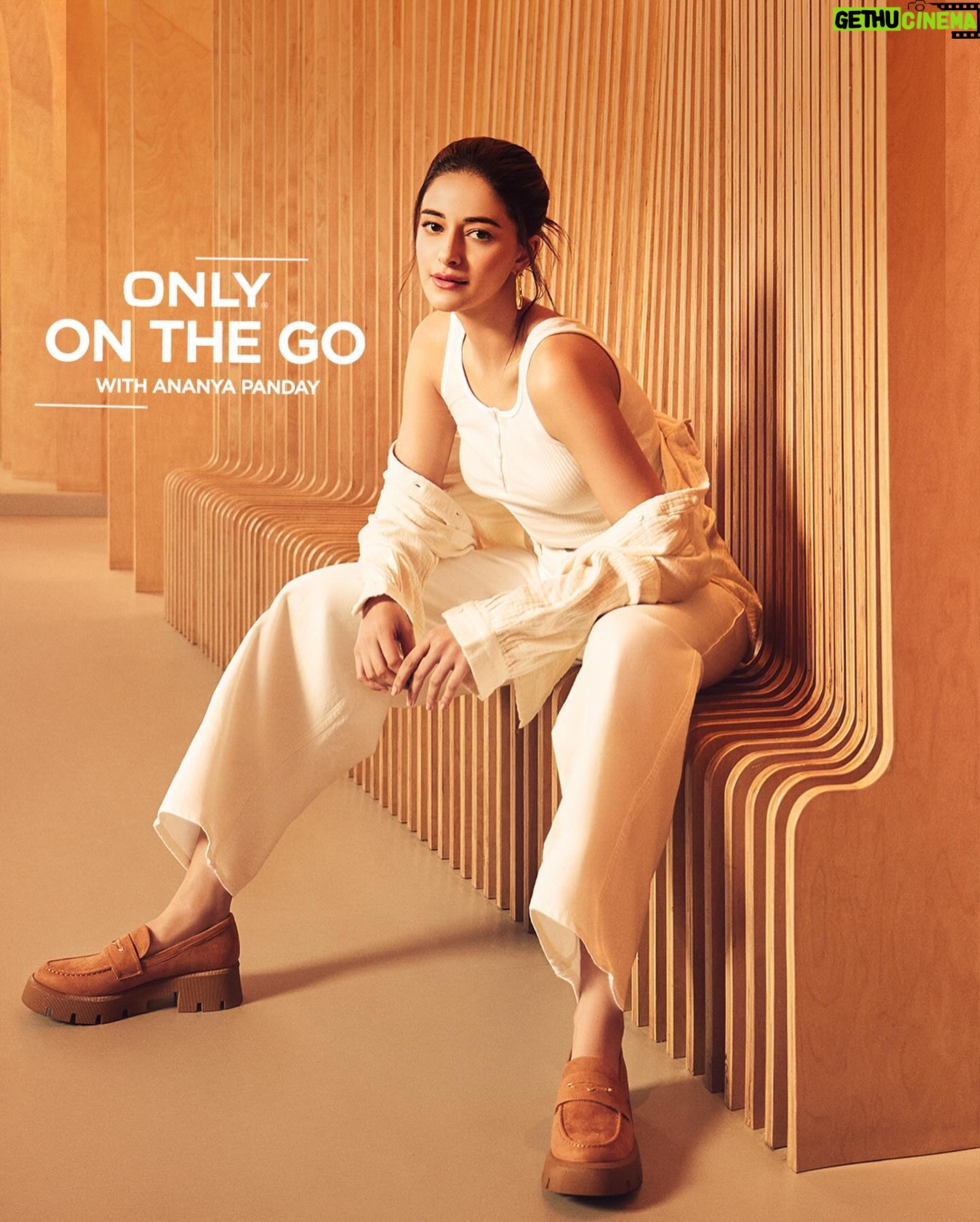 Ananya Panday Instagram - Had a moment 📸 while shopping for my summer wardrobe ☀️#ONLYOnTheGo @onlyindia #ONLYxAnanyaPanday #ONLY #ONLYThingIwantIsEverything #ONLYIndia #AnanyaPanday #AnanyaInONLY #ONLYAmbassador #AD