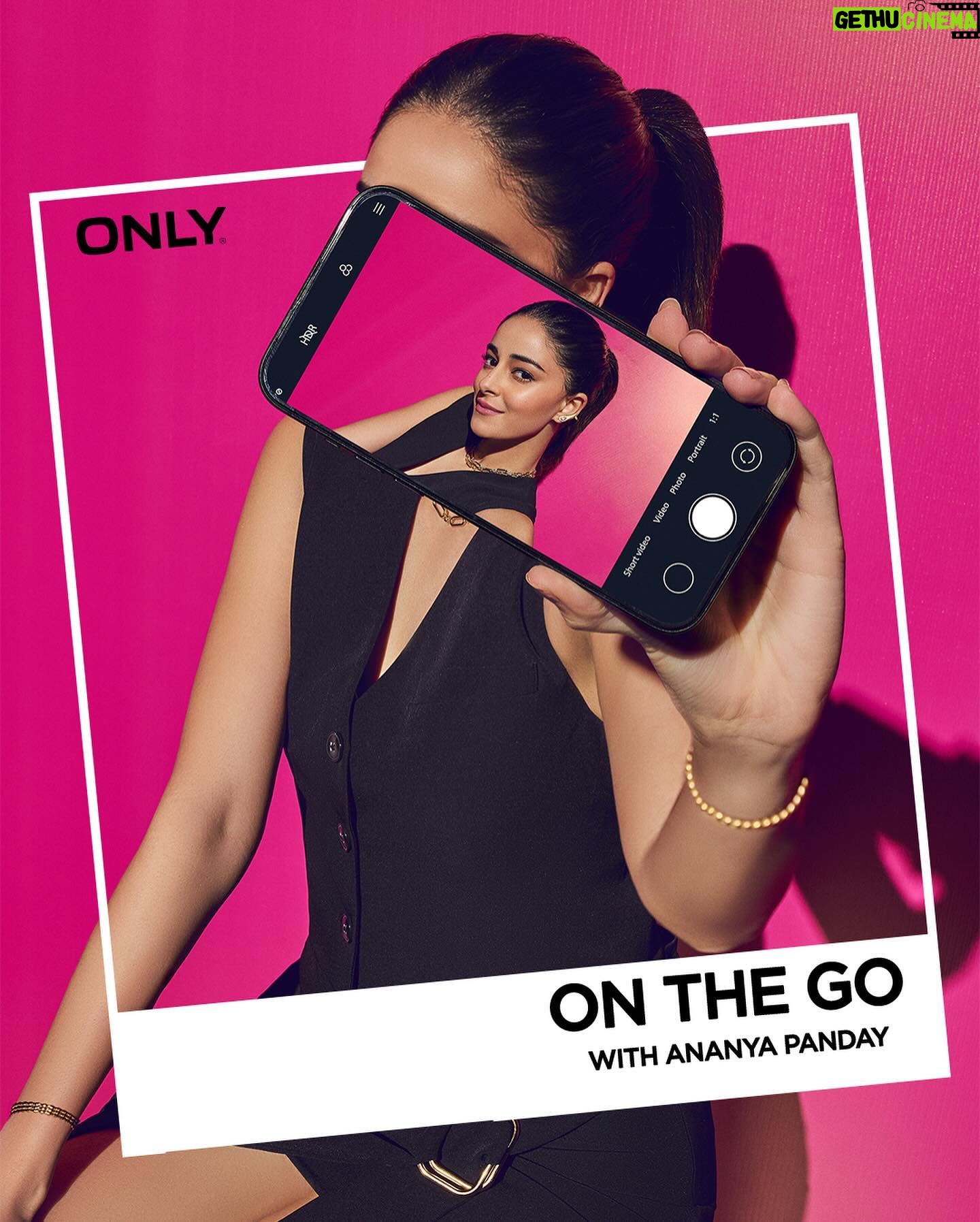 Ananya Panday Instagram - Had a moment 📸 while shopping for my summer wardrobe ☀️#ONLYOnTheGo @onlyindia #ONLYxAnanyaPanday #ONLY #ONLYThingIwantIsEverything #ONLYIndia #AnanyaPanday #AnanyaInONLY #ONLYAmbassador #AD
