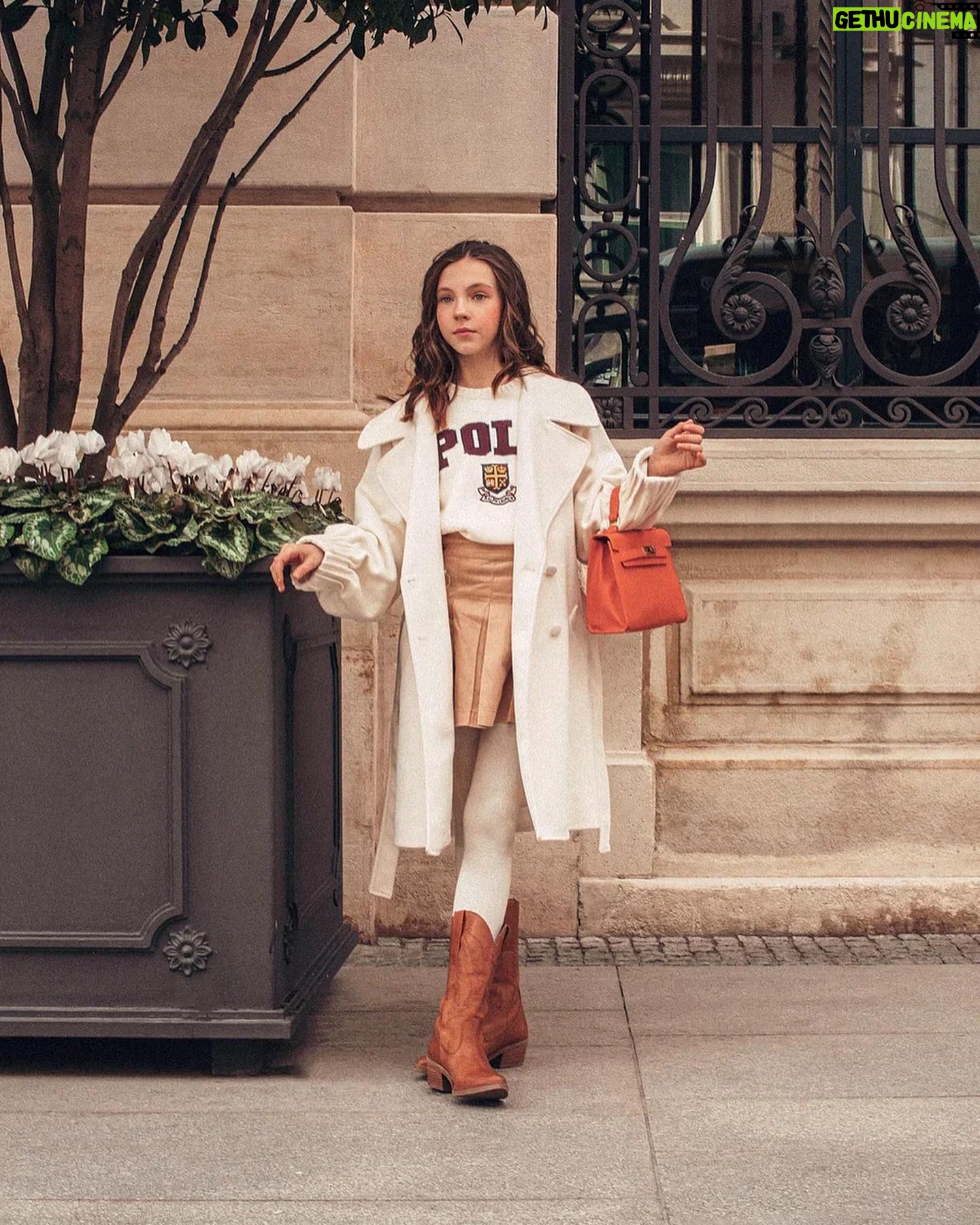Anastasia Russo Instagram - Winter vibes with @kseniamooon 📸 and @olga.lebedinskaya 💋 wearing @bosanovaoficial shoes and bag, and @funfun_official coat 🤍