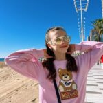 Anastasia Russo Instagram - I went to the beach for some days of relax and here’s a carousel of everything that happened: 😗💅🏼 1- little pic at the sunset 🌅 2- loved this two pics plus pink always looks great 3- comfiest bed ever over at @benidormplaza 4- awesome brunch over at @cafeparisbenidorm @belroybenidorm 💘 5- I love the sunset and running through the beach even more 🏝️ 6- went for a walk and look at the views 🥹 7- just a cute pic I guess 8- oh look it’s my sis 🙃 @itssofiarusso 9- can’t get enough of this beautiful city 10- best video ever to exist 😂