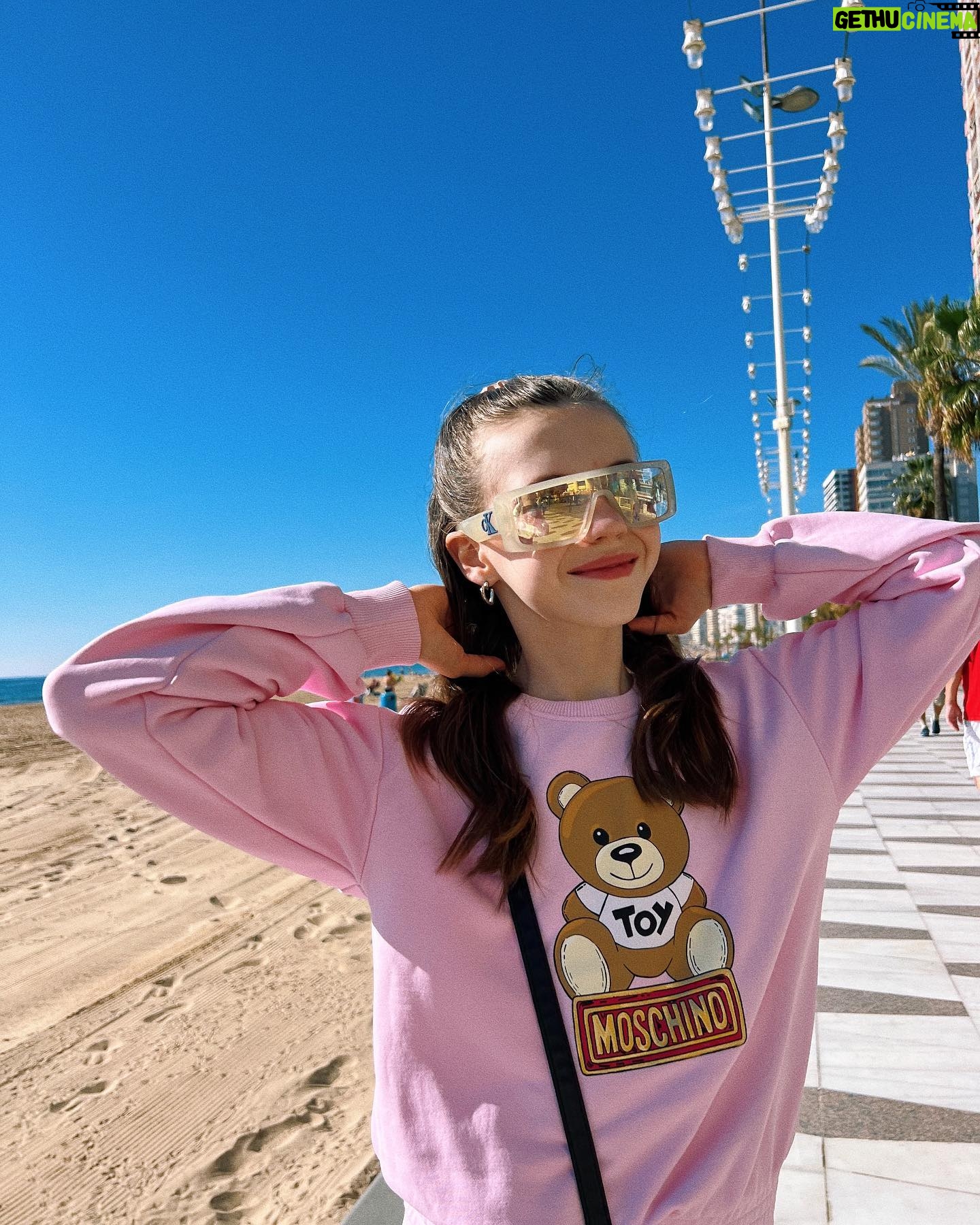 Anastasia Russo Instagram - I went to the beach for some days of relax and hereβs a carousel of everything that happened: ππ
πΌ 1- little pic at the sunset π
2- loved this two pics plus pink always looks great 3- comfiest bed ever over at @benidormplaza 4- awesome brunch over at @cafeparisbenidorm @belroybenidorm π 5- I love the sunset and running through the beach even more ποΈ 6- went for a walk and look at the views π₯Ή 7- just a cute pic I guess 8- oh look itβs my sis π @itssofiarusso 9- canβt get enough of this beautiful city 10- best video ever to exist π