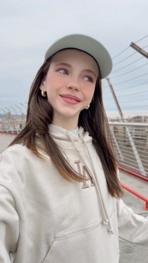 Anastasia Russo Instagram - dancing in my @neweraeurope outfit ✨