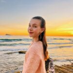 Anastasia Russo Instagram - I went to the beach for some days of relax and here’s a carousel of everything that happened: 😗💅🏼 1- little pic at the sunset 🌅 2- loved this two pics plus pink always looks great 3- comfiest bed ever over at @benidormplaza 4- awesome brunch over at @cafeparisbenidorm @belroybenidorm 💘 5- I love the sunset and running through the beach even more 🏝️ 6- went for a walk and look at the views 🥹 7- just a cute pic I guess 8- oh look it’s my sis 🙃 @itssofiarusso 9- can’t get enough of this beautiful city 10- best video ever to exist 😂