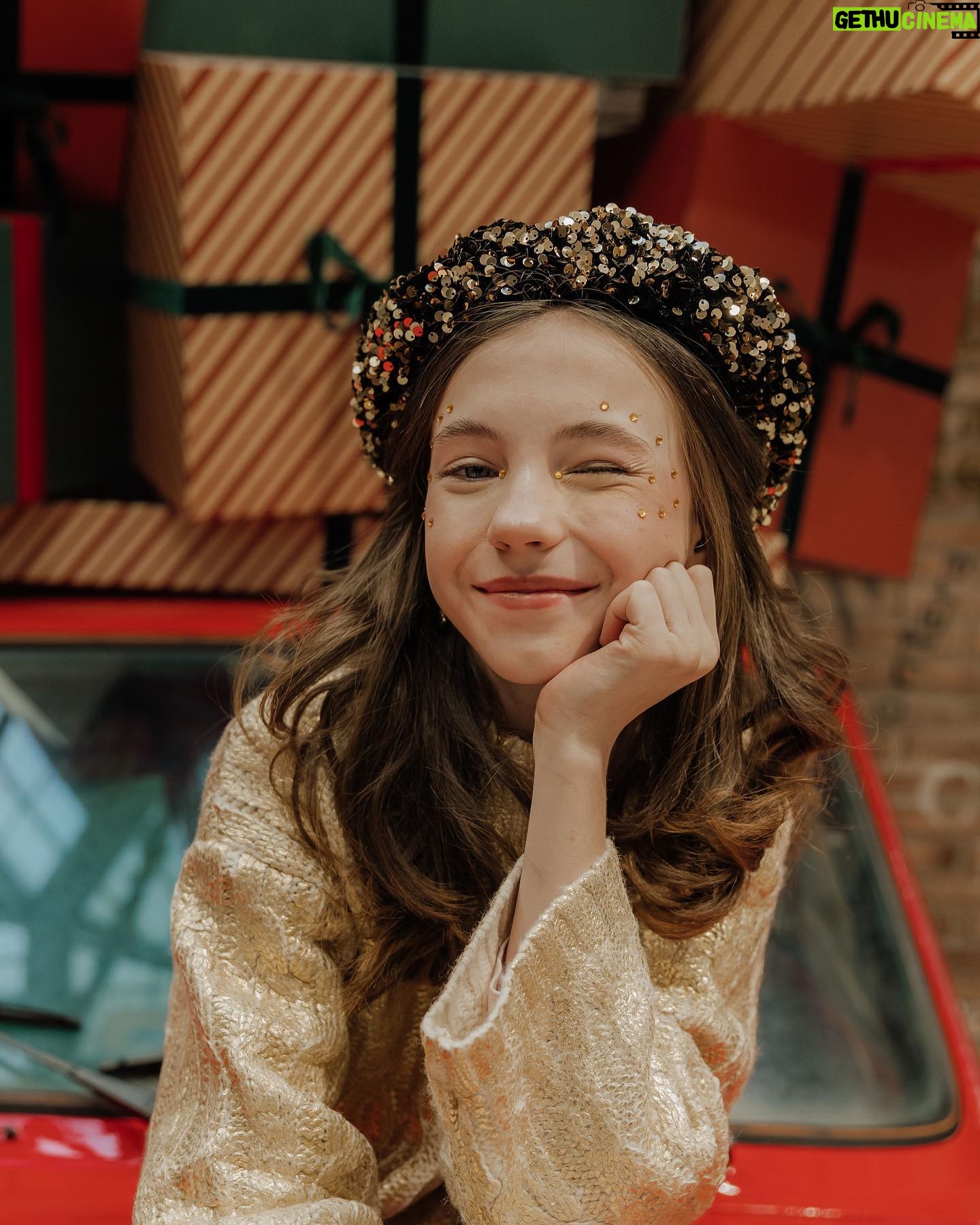 Anastasia Russo Instagram - HAPPY NEW YEAR 2024! 🥹💥 wishing ALLLL of you sooo much happiness and success and good vibes in this new year! trust your feelings, and achieve everything you want to achieve! YOU are more than capable! 🎄 ✨ for a 2024 when all our dreams come true ✨ 📸: @crossingpathsphotography