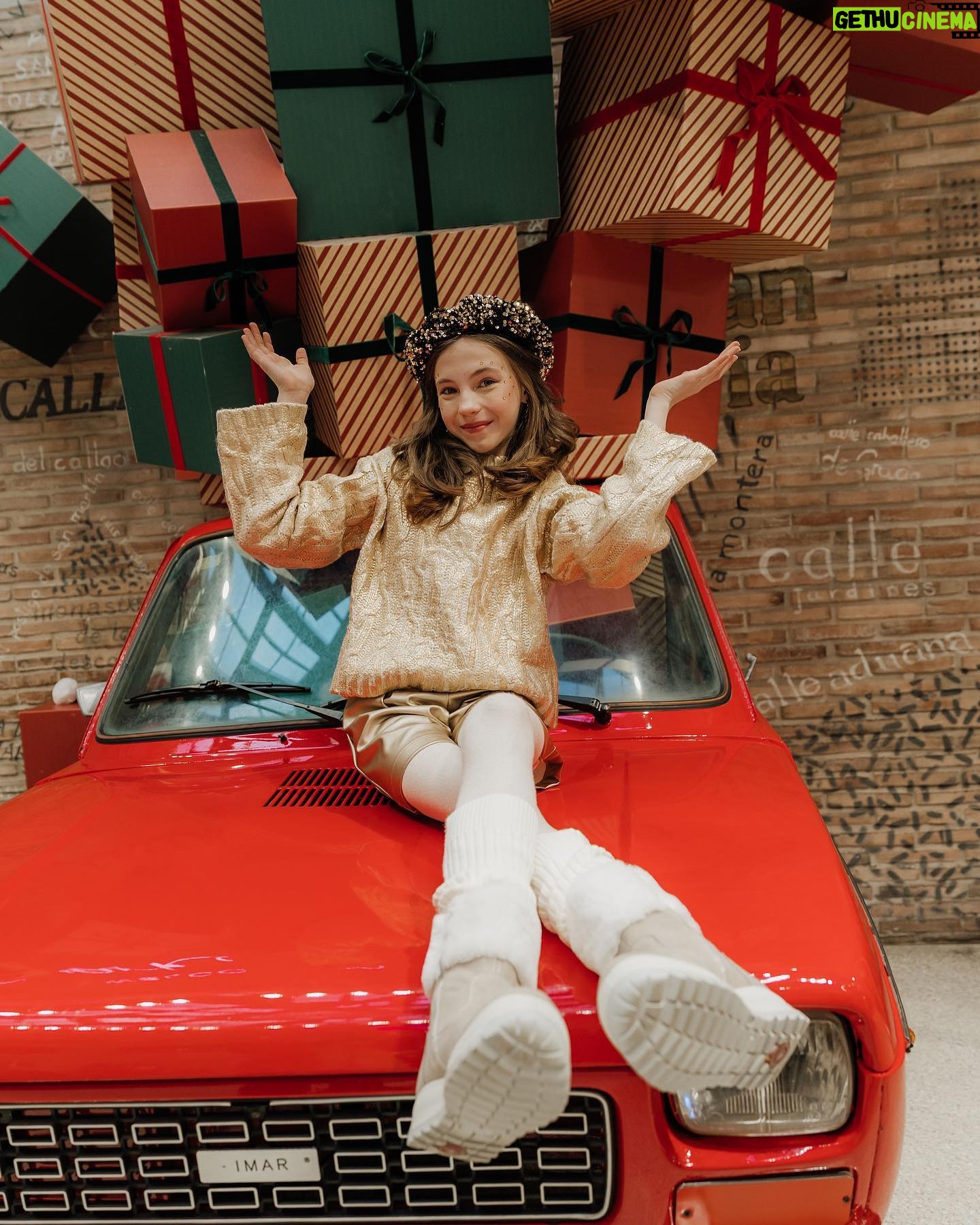 Anastasia Russo Instagram - HAPPY NEW YEAR 2024! 🥹💥 wishing ALLLL of you sooo much happiness and success and good vibes in this new year! trust your feelings, and achieve everything you want to achieve! YOU are more than capable! 🎄 ✨ for a 2024 when all our dreams come true ✨ 📸: @crossingpathsphotography
