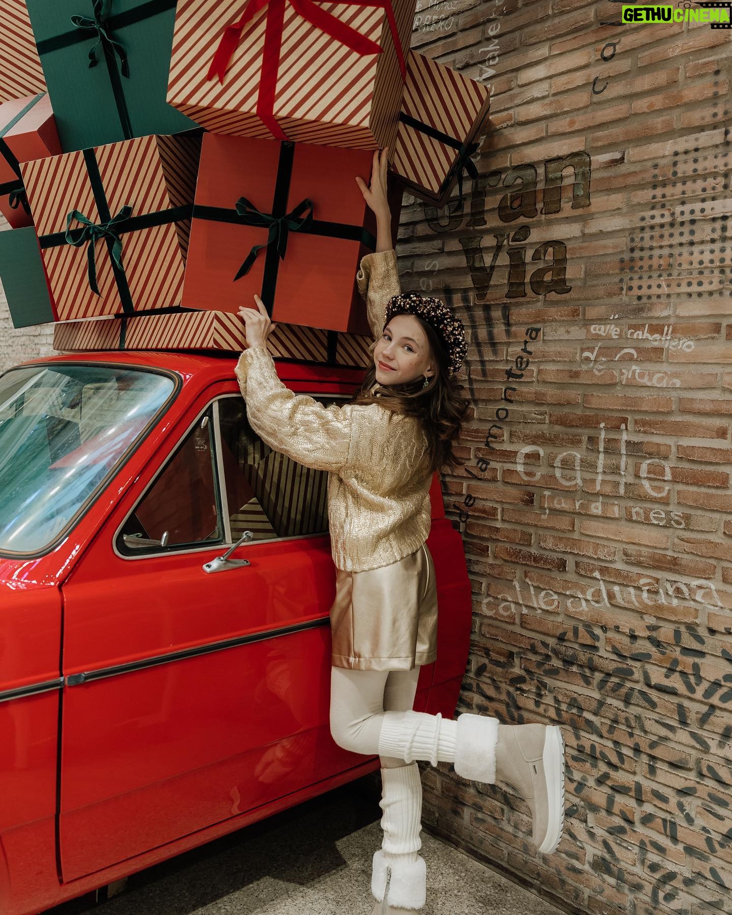 Anastasia Russo Instagram - HAPPY NEW YEAR 2024! 🥹💥 wishing ALLLL of you sooo much happiness and success and good vibes in this new year! trust your feelings, and achieve everything you want to achieve! YOU are more than capable! 🎄 ✨ for a 2024 when all our dreams come true ✨ 📸: @crossingpathsphotography