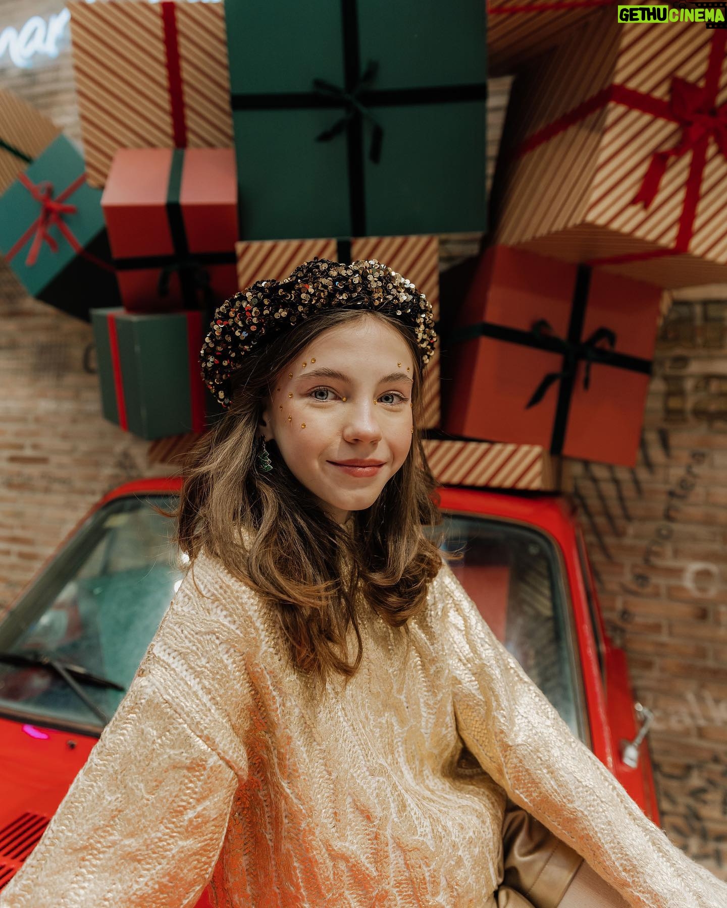 Anastasia Russo Instagram - HAPPY NEW YEAR 2024! 🥹💥 wishing ALLLL of you sooo much happiness and success and good vibes in this new year! trust your feelings, and achieve everything you want to achieve! YOU are more than capable! 🎄 ✨ for a 2024 when all our dreams come true ✨ 📸: @crossingpathsphotography