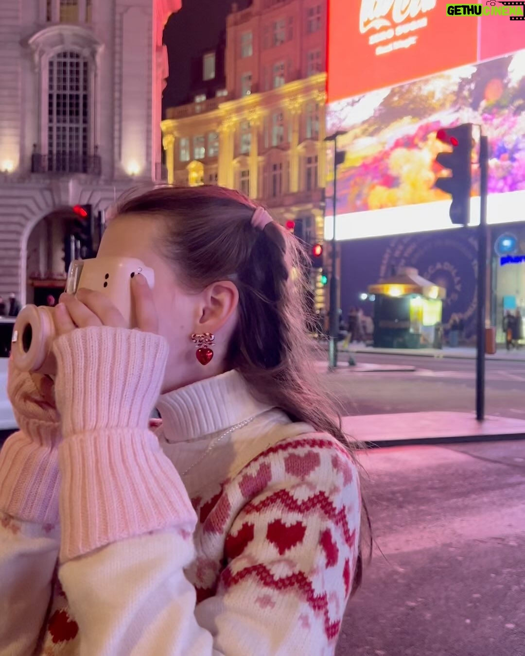Anastasia Russo Instagram - London has quickly become one of my fav cities this year π¬π§ hereβs my last photo dump: 1- oh look a London bus! AGAIN (I know Iβm basic sorry ππ) 2- me and Paddington if front of the London Eye π§Έ 3- the Big Ben HAD to be here 4- I took so many Polaroid photos π₯Ή 5- SoHo is my favorite neighborhood in London for sure 6- the Underground here is a little bit too aesthetic ππΌ 7- cute pic β¨ 8- I went to the @harrypottershop π and it was just wayyyyy too cool! 9- THE VIEW π€ 10- @lucamusicuk gave the best concert in Covent Garden and I loved it! β€οΈ