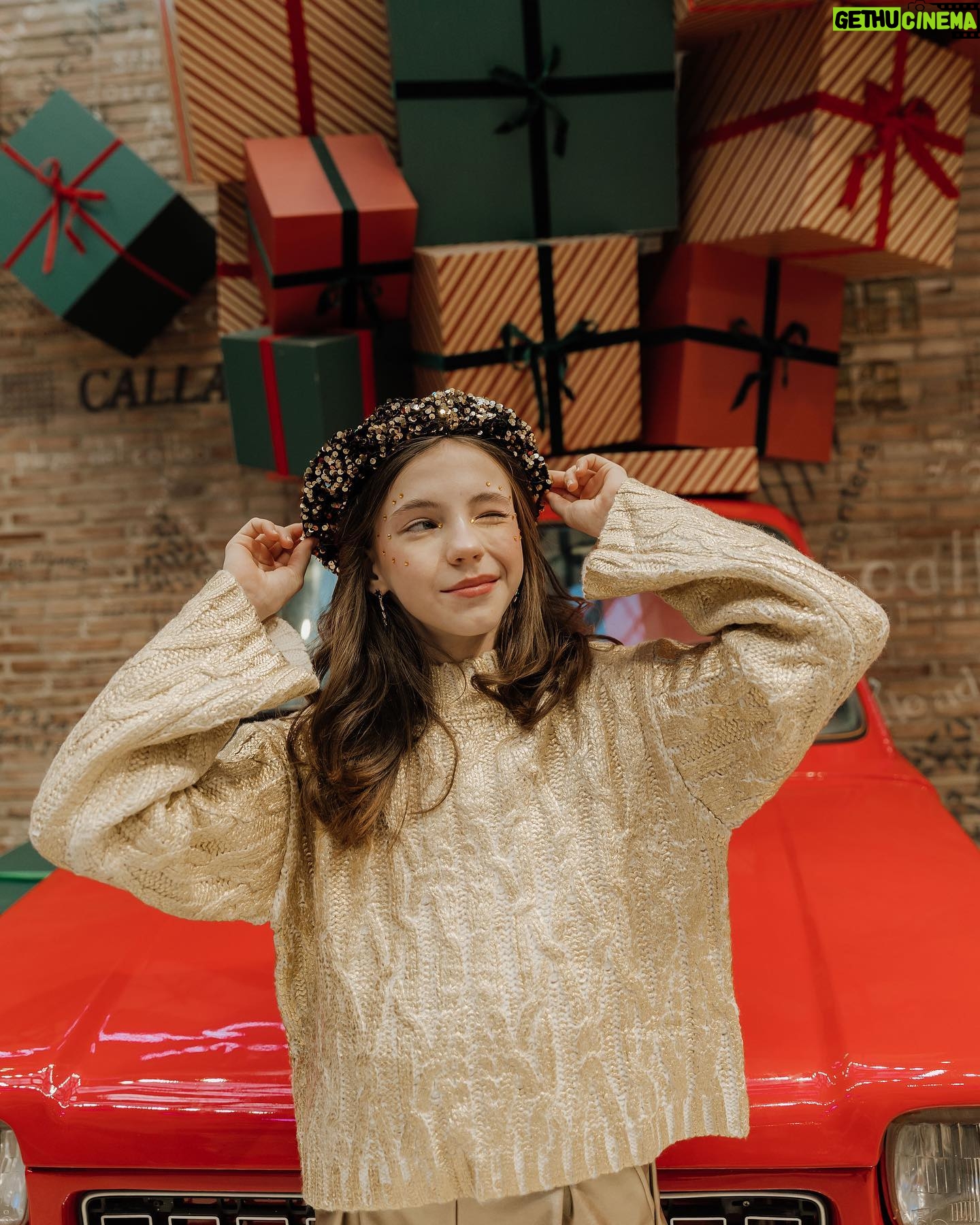 Anastasia Russo Instagram - HAPPY NEW YEAR 2024! 🥹💥 wishing ALLLL of you sooo much happiness and success and good vibes in this new year! trust your feelings, and achieve everything you want to achieve! YOU are more than capable! 🎄 ✨ for a 2024 when all our dreams come true ✨ 📸: @crossingpathsphotography